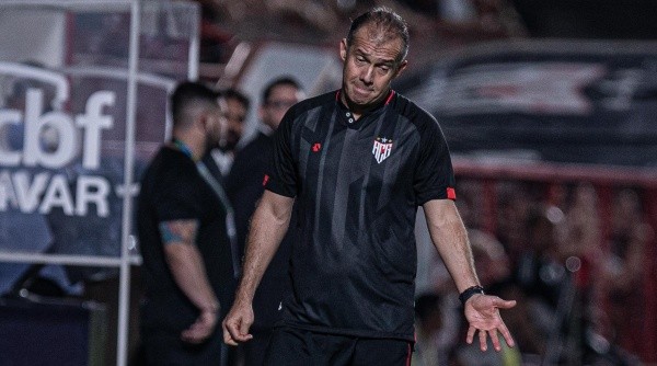 GO - Goiania - 04/09/2022 - BRASILEIRO A 2022 ATLETICO-GO X ATLETICO-MG - Eduardo Baptista tecnico do Atletico-GO durante partida contra o Atletico-MG no estadio Antonio Accioly pelo campeonato Brasileiro A 2022. Foto: Isabela Azine/AGIF