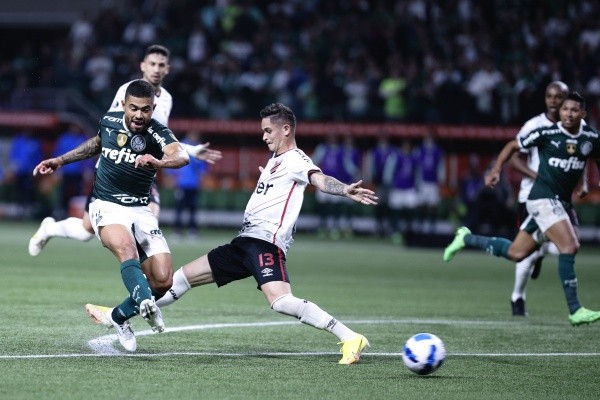  Ettore Chiereguini/AGIF/ Athletico-PR em campo contra o Palmeiras, na semfinal da Copa Libertaoores. 