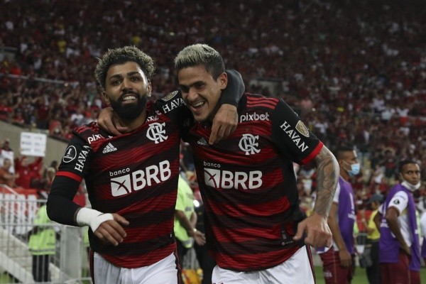 Gabigol, à direita, abraçado com Pedro, à esquerda, comemorando gol marcado pelo Flamengo