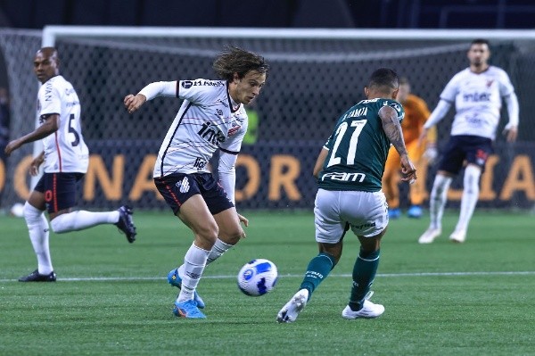 Marcello Zambrana/AGIF/ Athletico-PR em campo contra o Palmeiras pela semifinal da Libertaodres. 
