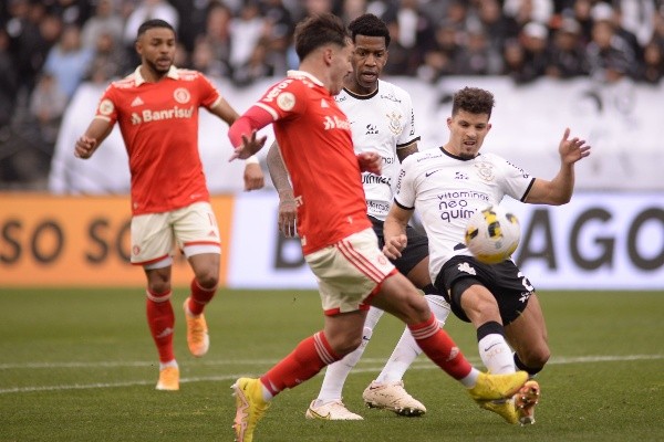 Alan Morici/AGIF/ Corinthians em campo contra o Internacional. 