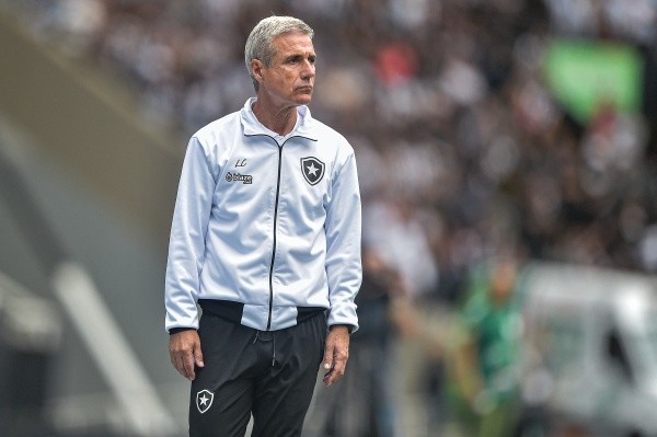 Foto:Thiago Ribeiro/AGIF – Luís Castro pediu união da torcida com o elenco