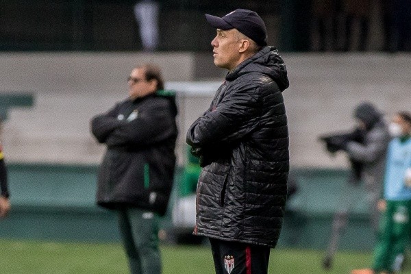PR - Curitiba - 11/09/2022 - BRASILEIRO A 2022, CORITIBA X ATLETICO-GO - Eduardo Baptista tecnico do Atletico-GO durante partida contra o Coritiba do tecnico Guto Ferreira no estadio Couto Pereira pelo campeonato Brasileiro A 2022. Foto: Robson Mafra/AGIF