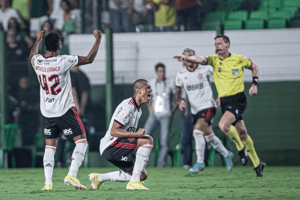 Foto: Heber Gomes/AGIF/ 'Ele tem o toque, e ele não segura'; Áudio de gol do Flamengo contra o Goiás é divulgado. Foto: Heber Gomes/AGIF/ 'Ele tem o toque, e ele não segura'; Áudio de gol do Flamengo contra o Goiás é divulgado.