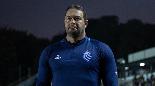 PR - Ponta Grossa - 27/08/2022 - BRASILEIRO B 2022, OPERARIO X CSA - Roberto Fernandes  tecnico do CSA durante partida contra o Operario no estadio Germano Kruger pelo campeonato Brasileiro B 2022. Foto: Joao Vitor Rezende Borba/AGIF