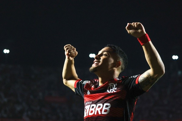 Foto: Marcello Zambrana/AGIF – João Gomes vê renovação emperrar no Flamengo e Vasco de Andrey entra na comparação