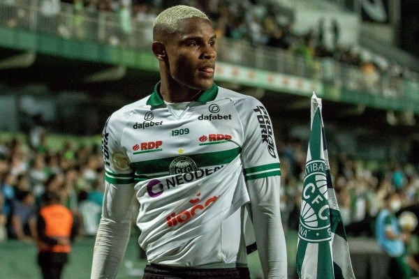 Nathan Mendes em ação com a camisa do Coritiba - Foto: Robson Mafra/AGIF