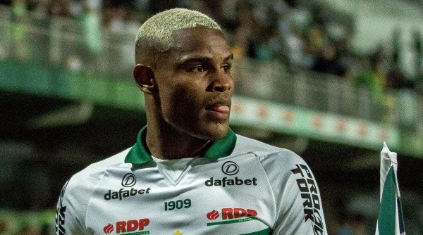 Nathan Mendes ganhou a vaga na lateral (Foto: Robson Mafra/AGIF)