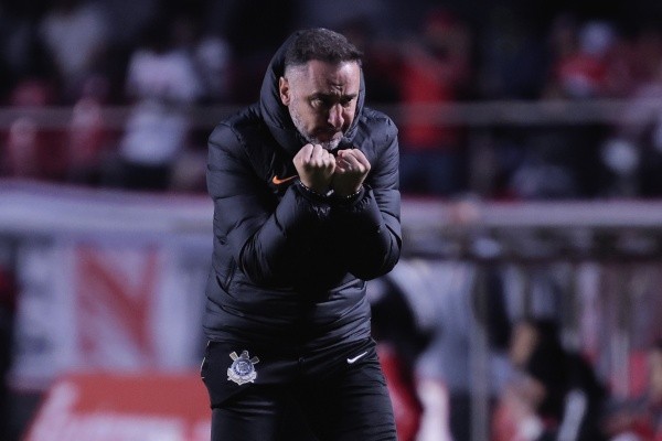 Ettore Chiereguini/AGIF/ Vítor Pereira no duelo contra o São Paulo. 