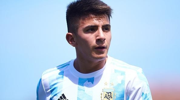 Foto: Fran Santiago/Getty Images - Almada foi lembrado por Scaloni Foto: Fran Santiago/Getty Images - Almada foi lembrado por Scaloni