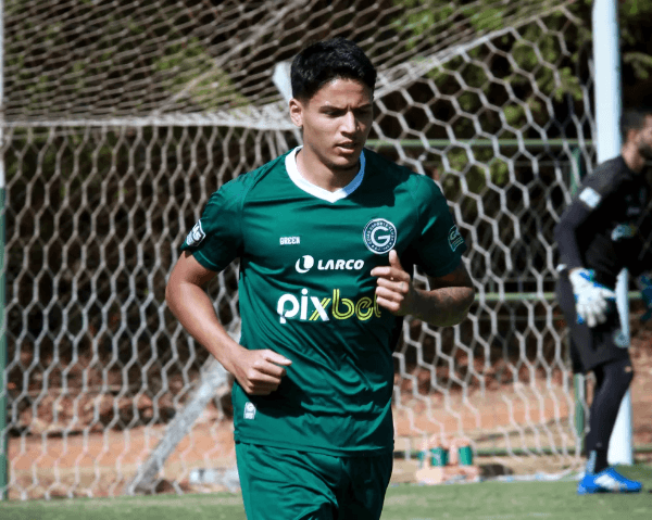 Caetano disputa a primeira Série A da carreira — Foto: Rosiron Rodrigues / Goiás E.C.