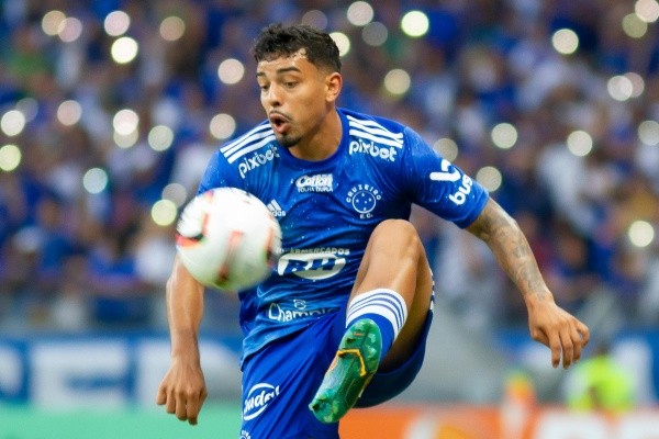 Foto: Fernando Moreno/AGIF – Matheus Bidu está emprestado ao Cruzeiro, mas já recebe sondagens da Série A para 2023