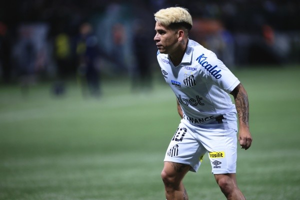 Foto: Ettore Chiereguini/AGIF – Soteldo retornou ao Santos no meio do ano e tira R$ 400 mil de salário por mês