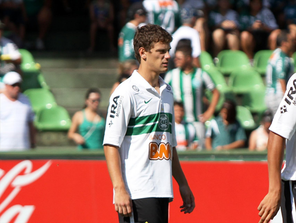 Lucas Mendes em ação com a camisa do Coritiba (Foto: Site oficial do Coritiba)