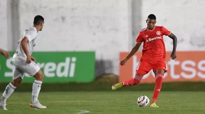 Foto: Ricardo Duarte / Divulgação / Inter - Matheus Dias: campeão do Brasileirão sub-20 pelo Clube, jovem é opção para a lateral
