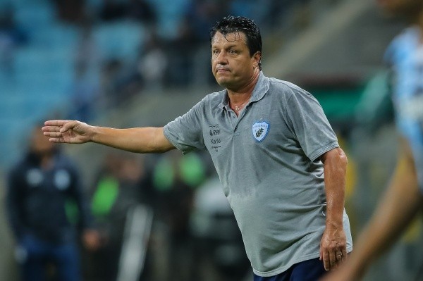 RS - Porto Alegre - 28/06/2022 - BRASILEIRO B 2022, GREMIO X LONDRINA - Adilson Batista tecnico do Londrina durante partida contra o Gremio no estadio Arena do Gremio pelo campeonato Brasileiro B 2022. Foto: Pedro H. Tesch/AGIF
