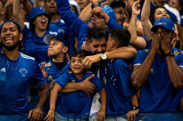 Foto: Alessandra Torres/AGIF – Torcida chora no acesso do Cruzeiro