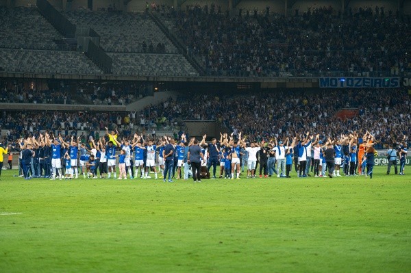  Alessandra Torres/AGIF/ Cruzeiro em campo comemorando o acesso para à Série A. 