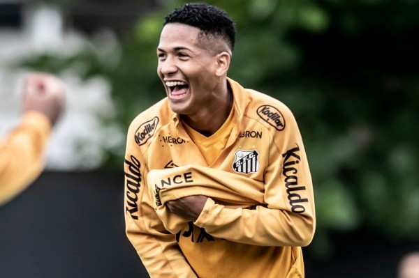Foto: Ivan Storti/Santos FC – Ângelo deve ser titular para explorar exatamente desfalque do lado esquerdo da defesa do Athletico-PR