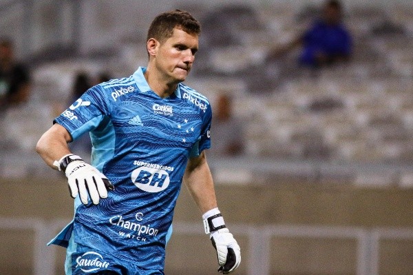 Foto: Fernando Moreno/AGIF – Rafael Cabral agora terá seu contrato prorrogado até o fim de 2025 na Toca da Raposa