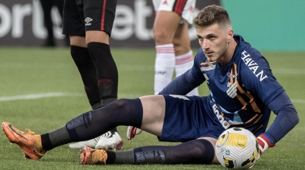 Bento em ação com a camisa do Athletico Paranaense (Foto: Robson Mafra/AGIF)