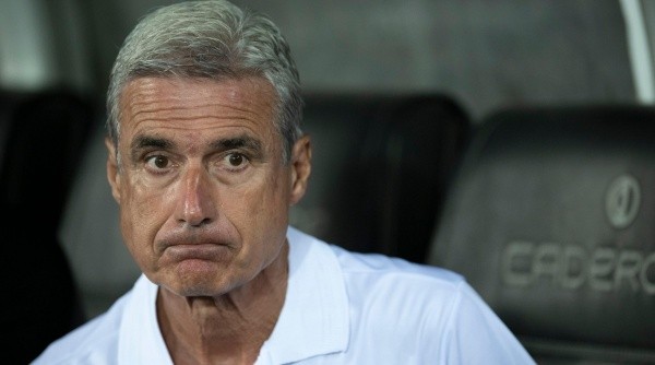 RJ - Rio de Janeiro - 28/08/2022 - BRASILEIRO A 2022, BOTAFOGO X FLAMENGO - Luis Castro tecnico do Botafogo durante partida contra o Flamengo no estadio Engenhao pelo campeonato Brasileiro A 2022. Foto: Jorge Rodrigues/AGIF