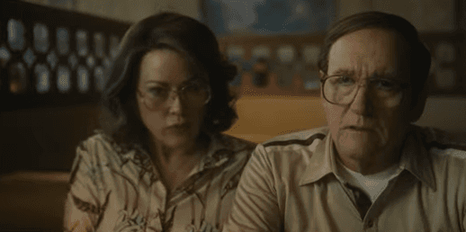 Shari é vivida por Molly Ringwald (Reprodução/Youtube/Netflix Brasil) Shari é vivida por Molly Ringwald (Reprodução/Youtube/Netflix Brasil)