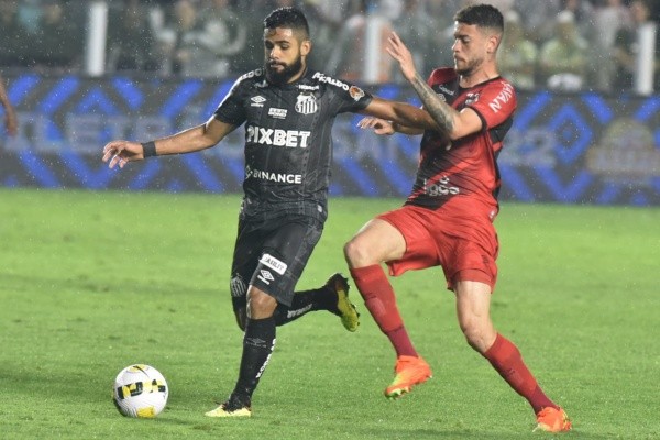 Felipe Jonathan em ação contra o Athletico-PR. Lateral ficará de fora contra o Inter – Foto: