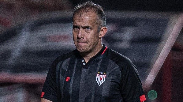GO - Goiania - 04/09/2022 - BRASILEIRO A 2022 ATLETICO-GO X ATLETICO-MG - Eduardo Baptista tecnico do Atletico-GO durante partida contra o Atletico-MG no estadio Antonio Accioly pelo campeonato Brasileiro A 2022. Foto: Isabela Azine/AGIF
