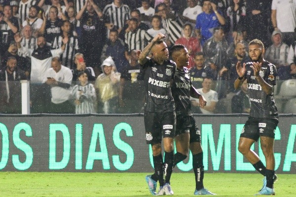 Fernanda Luz/AGIF/ Luan comemorando gol com a camisa do Santos.