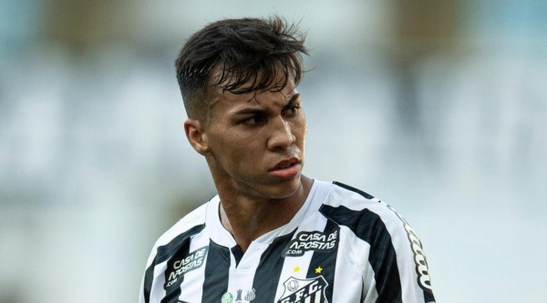Kaio Jorge com a camisa do Santos, onde foi revelado (Foto: Jorge Rodrigues/AGIF)