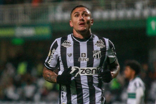 Foto: Gabriel Machado/AGIF – Vina, do Ceará, é outro nome que agrada à comissão técnica de Renato