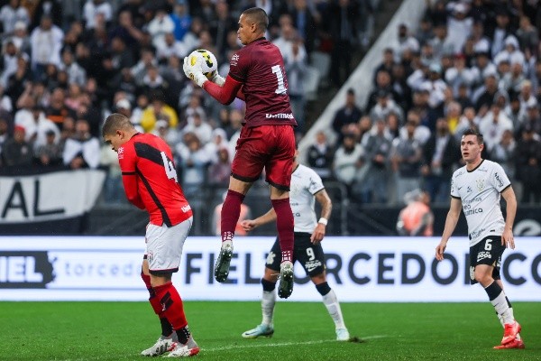Marcello Zambrana/AGIF/ Atlético-GO em campo contra o Corinthians.