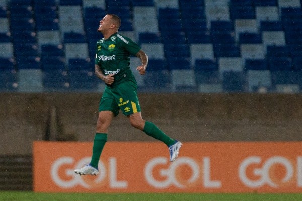 MT - Cuiaba - 28/09/2022 - BRASILEIRO A 2022, CUIABA X AMERICA-MG - Sidcley jogador do Cuiaba comemora seu gol durante partida contra o America-MG no estadio Arena Pantanal pelo campeonato Brasileiro A 2022. Foto: Gil Gomes/AGIF