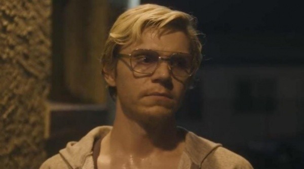 Evan Peters como Jeffrey Dahmer na série - Foto: Netflix Evan Peters como Jeffrey Dahmer na série - Foto: Netflix