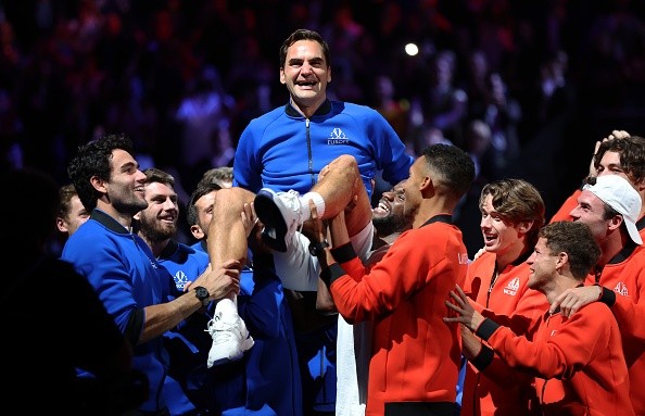 Federer foi homenageado pelos dois times da Laver Cup.     Créditos: Julian Finney/Getty Images
