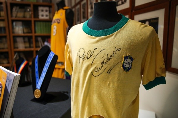 Foto: Rich Fury/Getty Images | Camisa de Carlos Alberto Torres da Copa do Mundo de 1970 no Brasil assinada por Carlos Alberto e Pelé