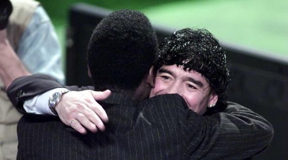 Foto: Clive Mason/ALLSPORT - Pelé e Maradona em evento da FIFA, em 2000