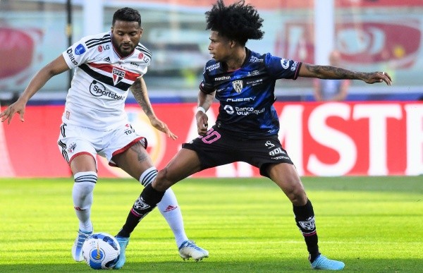 Fotobairesarg/AGIF/ Casares toma decisão sobre futuro de alguns jogadores do elenco do São Paulo. Fotobairesarg/AGIF/ Casares toma decisão sobre futuro de alguns jogadores do elenco do São Paulo.