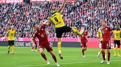 Foto: Stuart Franklin/Getty Images  - Haaland e Lewandowski sempre se enfrentavam na época que atuavam por Borussia Dortmund e Bayern de Munique