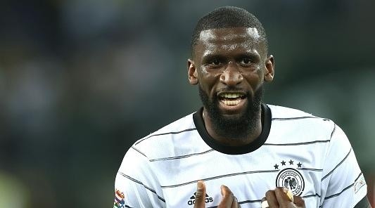 Foto: Alexander Hassenstein/Getty Images - Rüdiger acredita que não ser uma das favoritas pode ser bom para a Alemanha