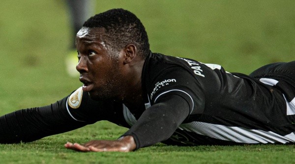 Patrick de Paula com a camisa do Botafogo (Foto: Jorge Rodrigues/AGIF)