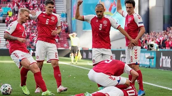  Foto: Martin Meissner - Pool/Getty Images - Ano passado, companheiros de Eriksen ficaram desesperados com parada cardíaca sofrida pelo camisa 10