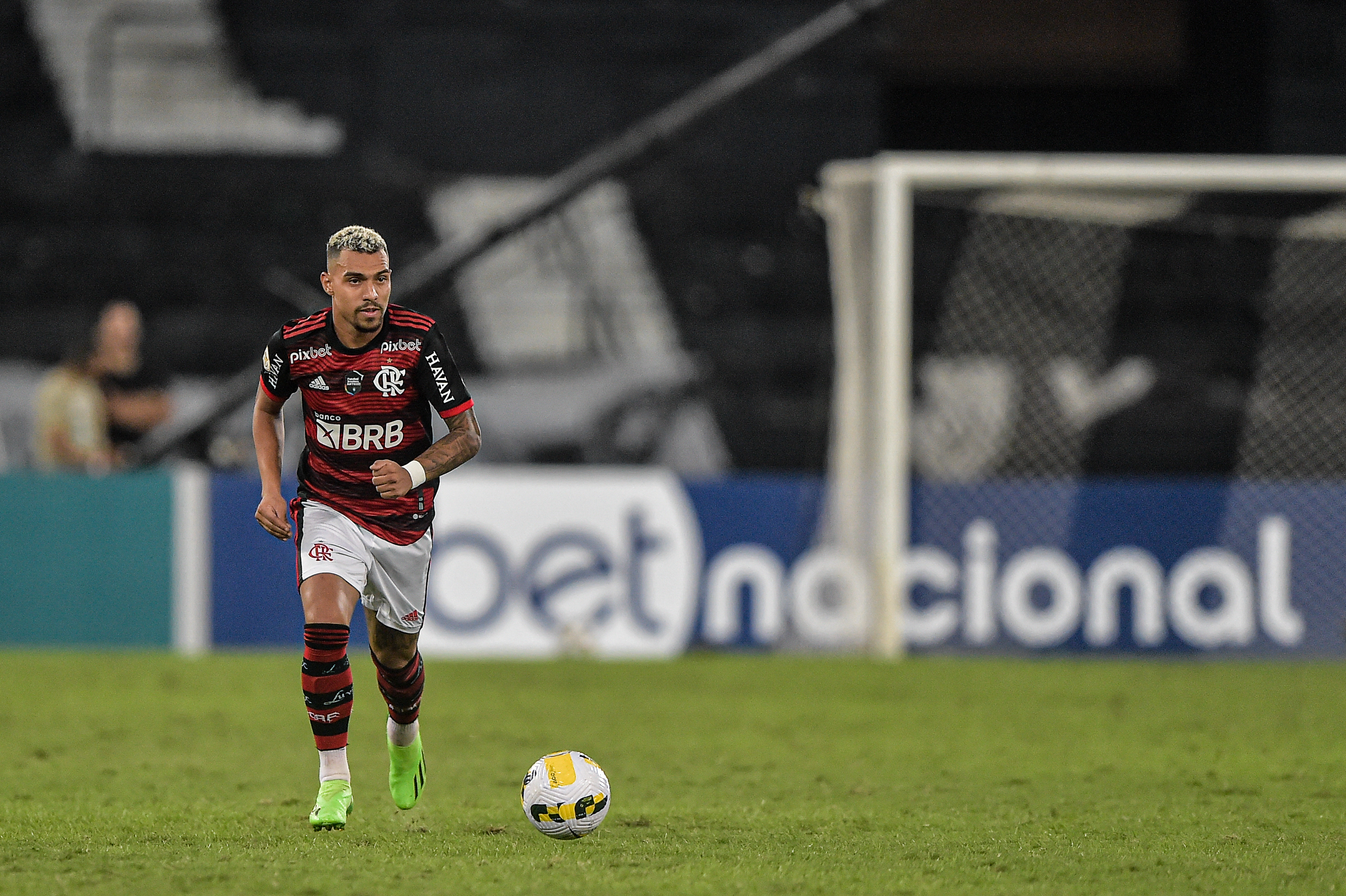 Foto: Thiago Ribeiro/AGIF – Matheuzinho vem tendo espaço em vez de Varela
