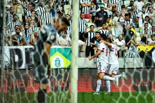 Kely Pereira/AGIF/ São Paulo comemorando gol. 