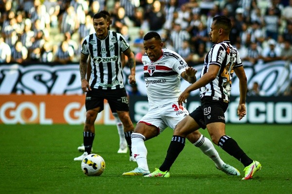 Kely Pereira/AGIF/ São Paulo em duelo contra o Ceará. 