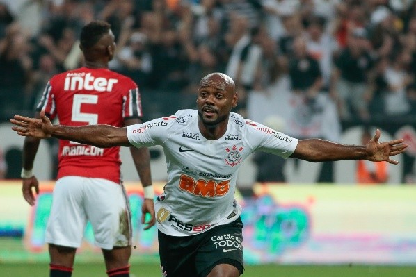 Love: Marcando contra o rival pelo Timão – Foto: Marcello Zambrana/AGIF