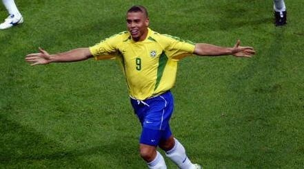 Foto: Koichi Kamoshida/Getty Images - Ronaldo ganhou a “Chuteira de Ouro” em 2002, com seus oito gols