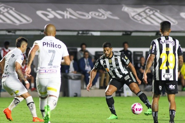  Fernanda Luz/AGIF/ Atlético-MG em campo contra o Santos. 