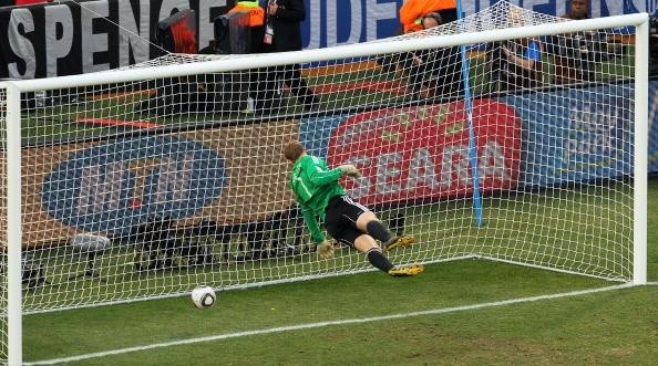Foto:  Cameron Spencer/Getty Images - Neuer tirou a bola de dentro do gol, em 2010